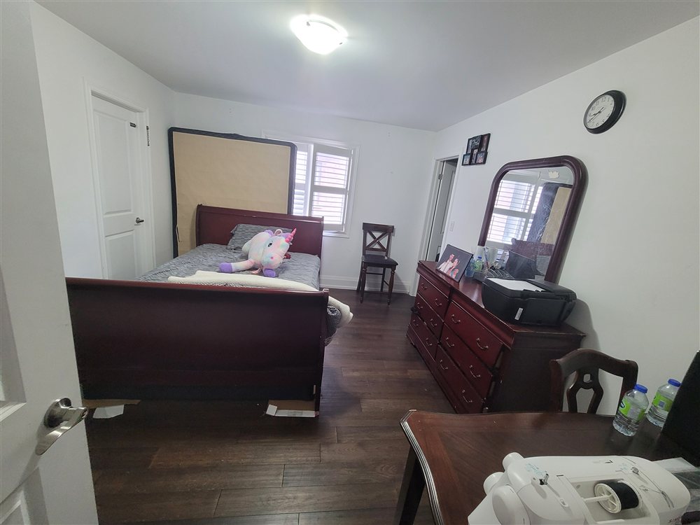 Private room for rent with attached washroom photo 3