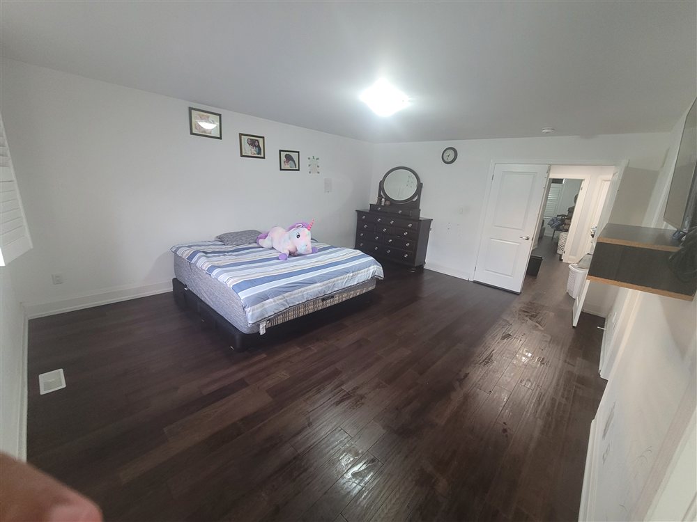 Private room for rent with attached washroom photo 4