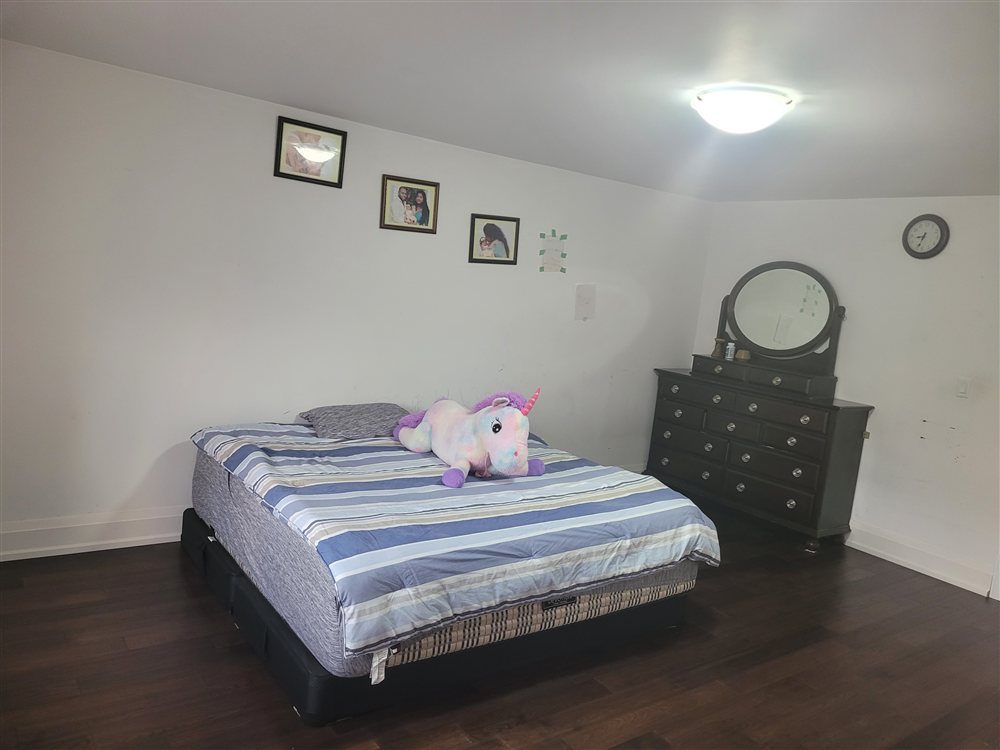 Private room for rent with attached washroom photo 2
